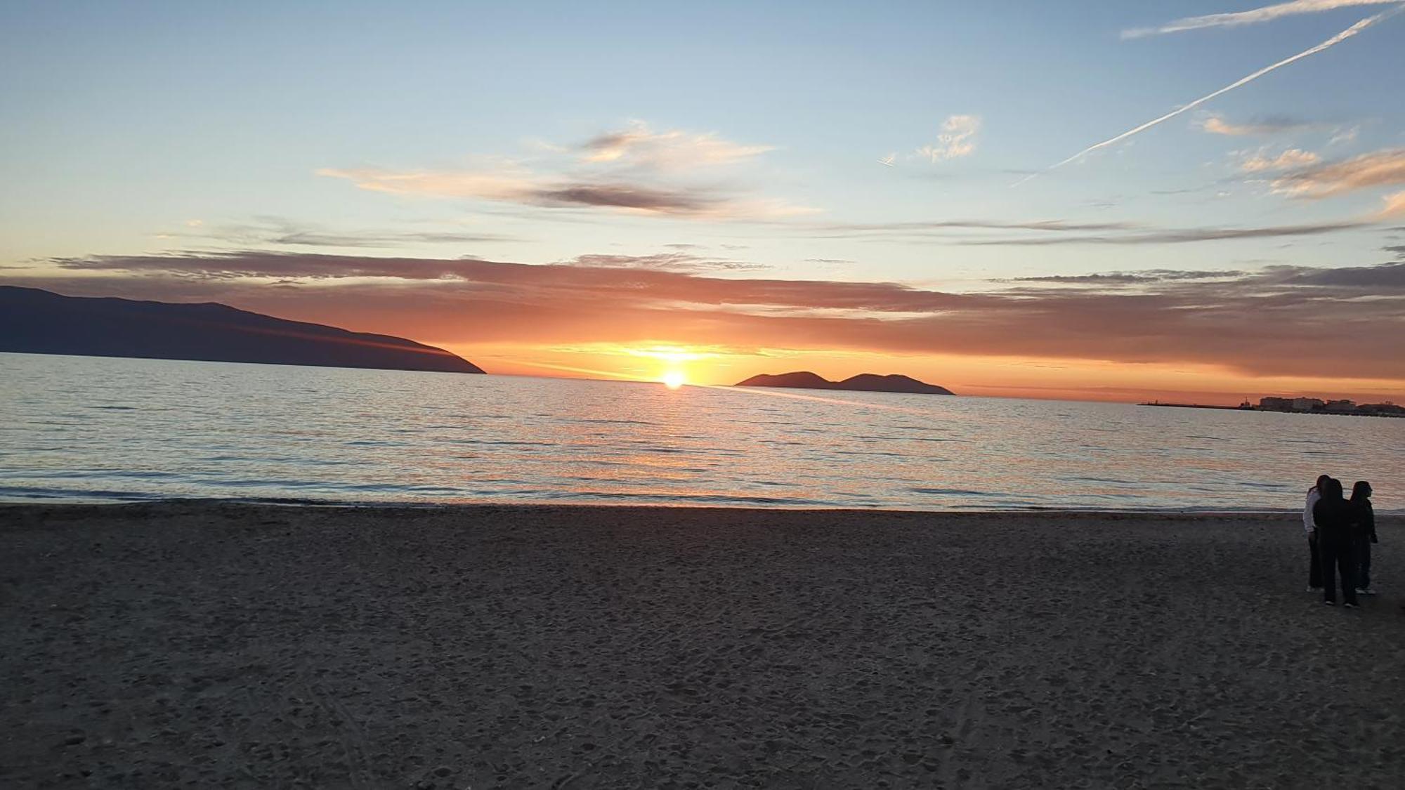 Apartment Me Qera Lungomare Vlore Medem1 Bagian luar foto